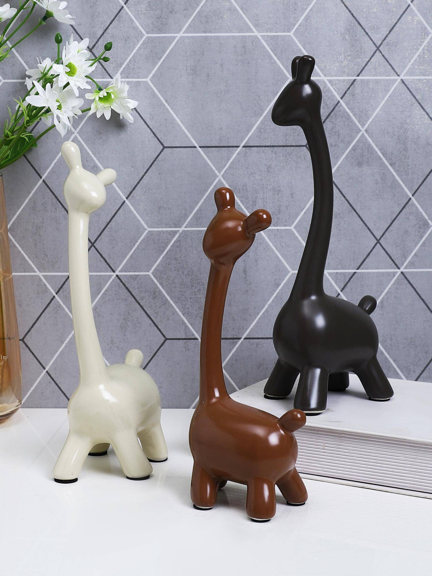 Tayhaa Graceful Giraffe Figurines