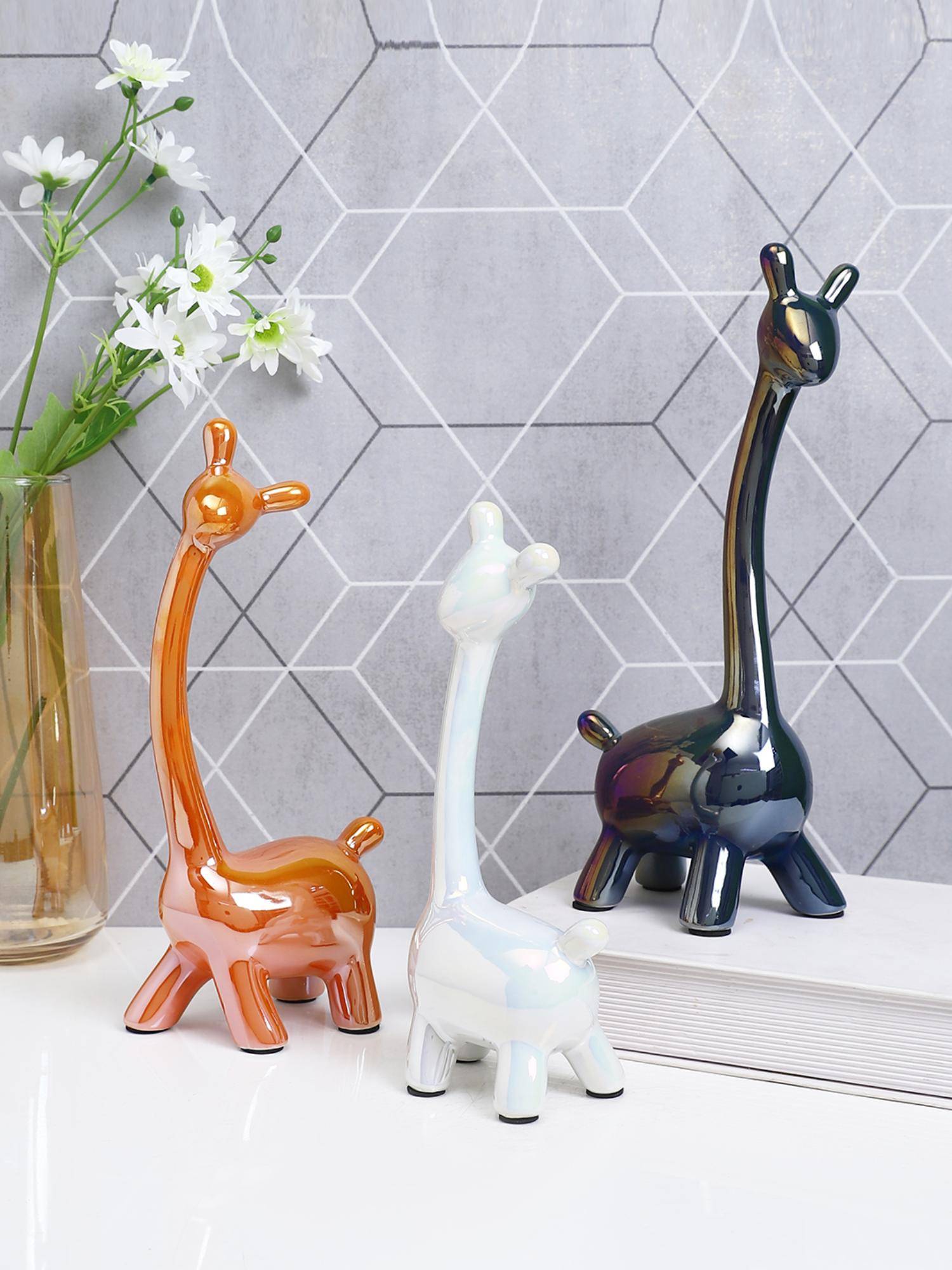 Tayhaa Glossy Giraffe Figurines