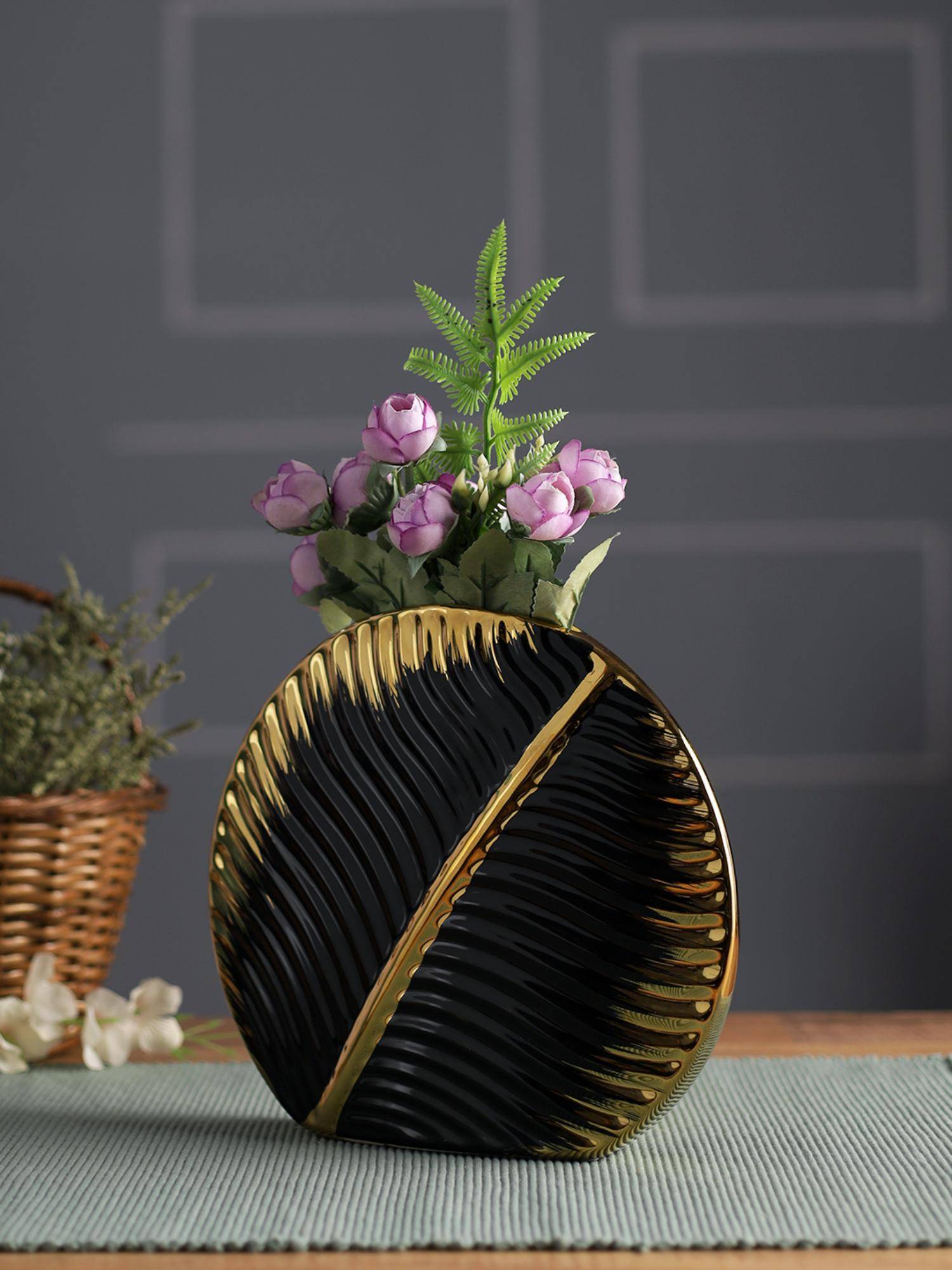 Tayhaa Leaf Shaped Black Vase