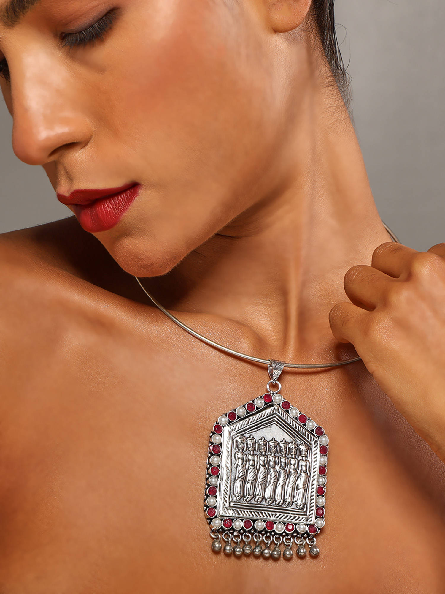 VENI 92.5 Silver-Plated Artificial Stones Studded Hasli Necklace