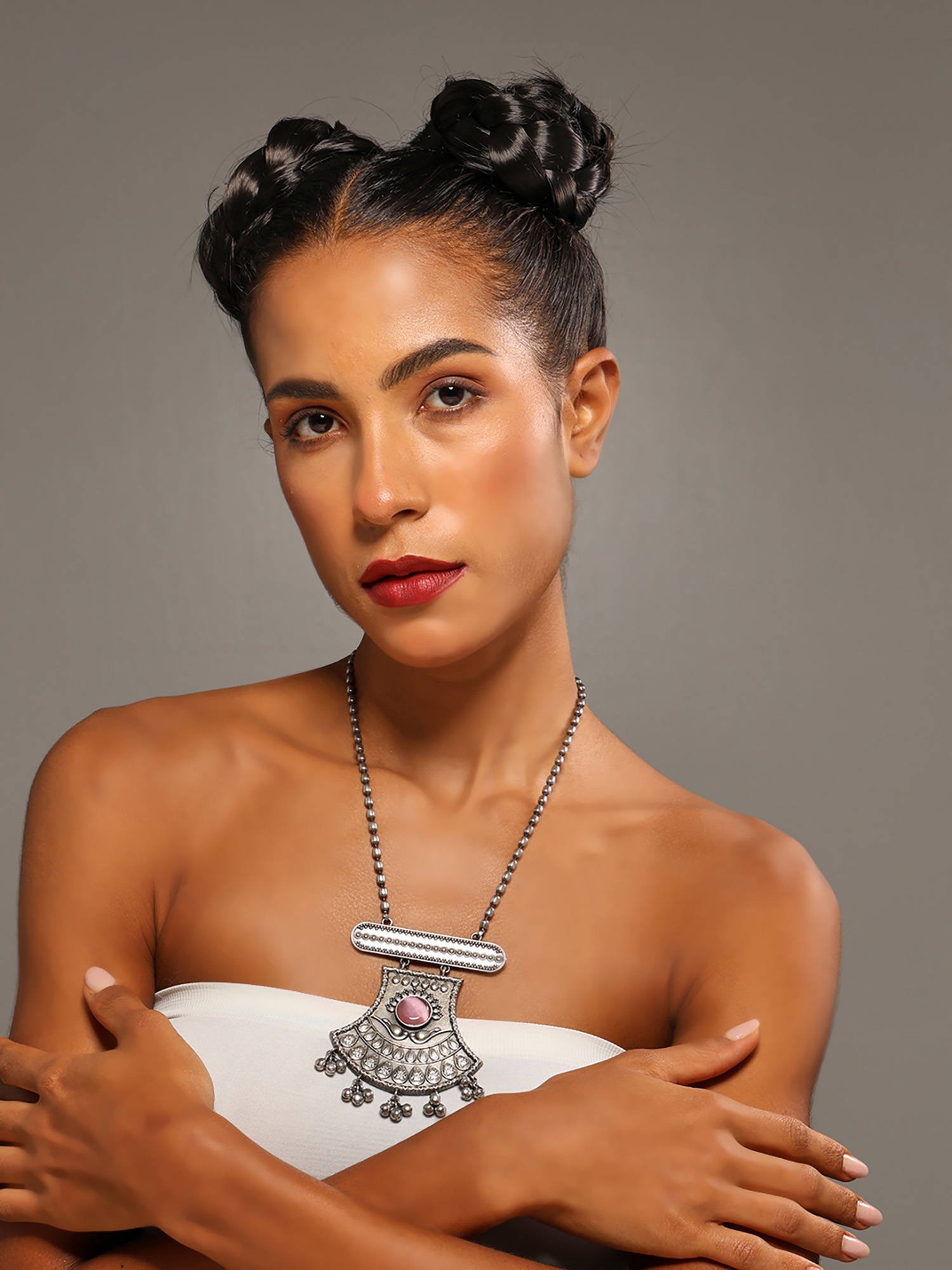 VENI 92.5 Silver-Plated Artificial Stones Studded Hasli Necklace