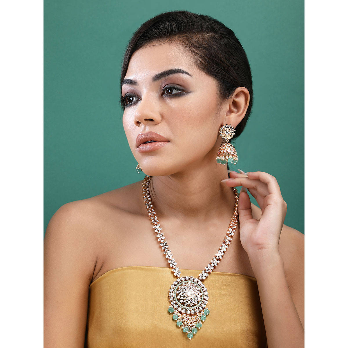 Auraa Trends 22KT Gold Plated Kundan Classic Necklace Set