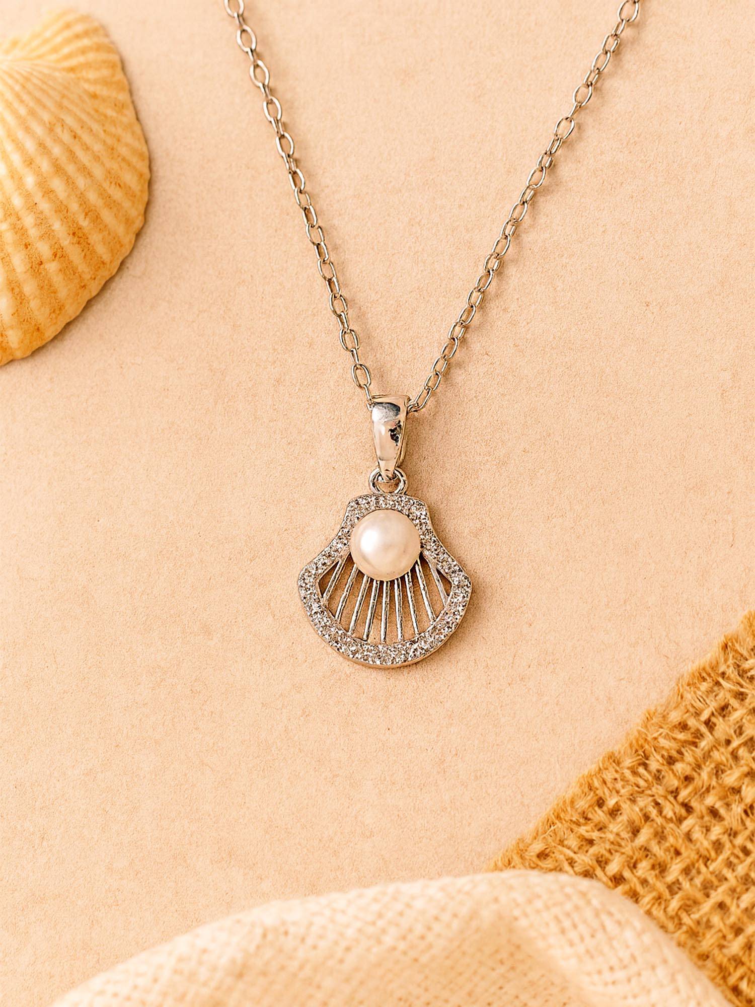 Karatcart Women Delicate Seashell Inspired Silver Pearl Pendant Necklace