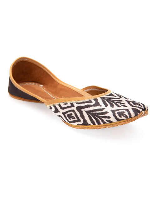 Jivaana Ismat Hand Block Motif Inspired Juttis Buy Jivaana Ismat Hand Block Motif Inspired Juttis Online At Best Price In India Nykaa Jutti—whether you wear it with a sari or a salwar suit, juttis can add some spunk. jivaana ismat hand block motif inspired juttis 36