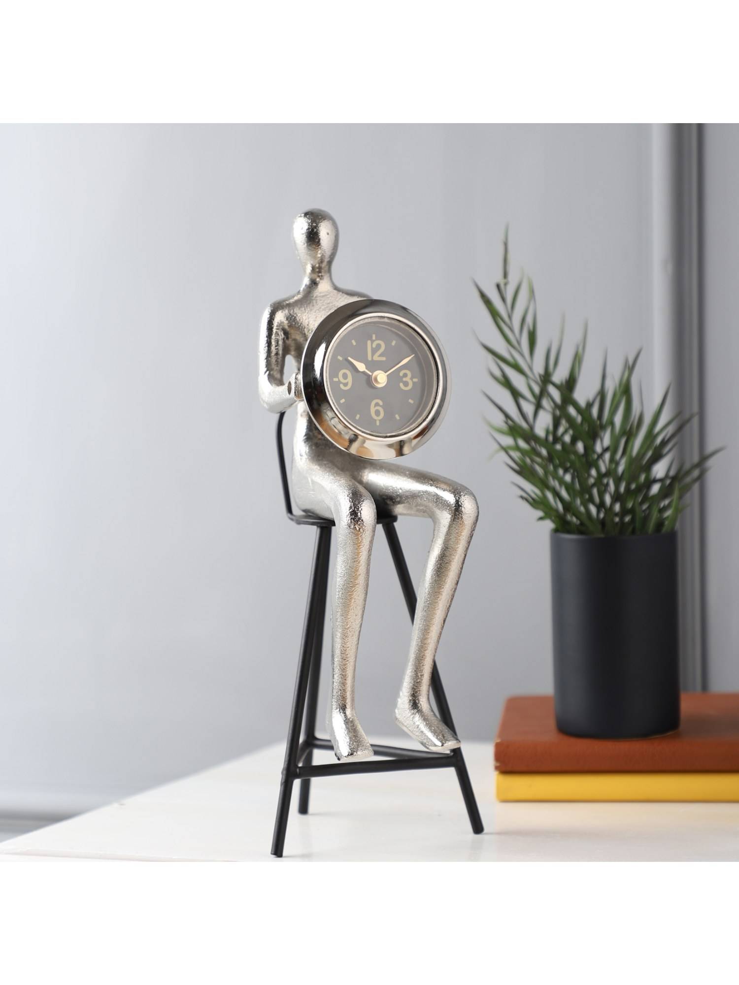 De Maison Decor Sitting Man Clock Silver