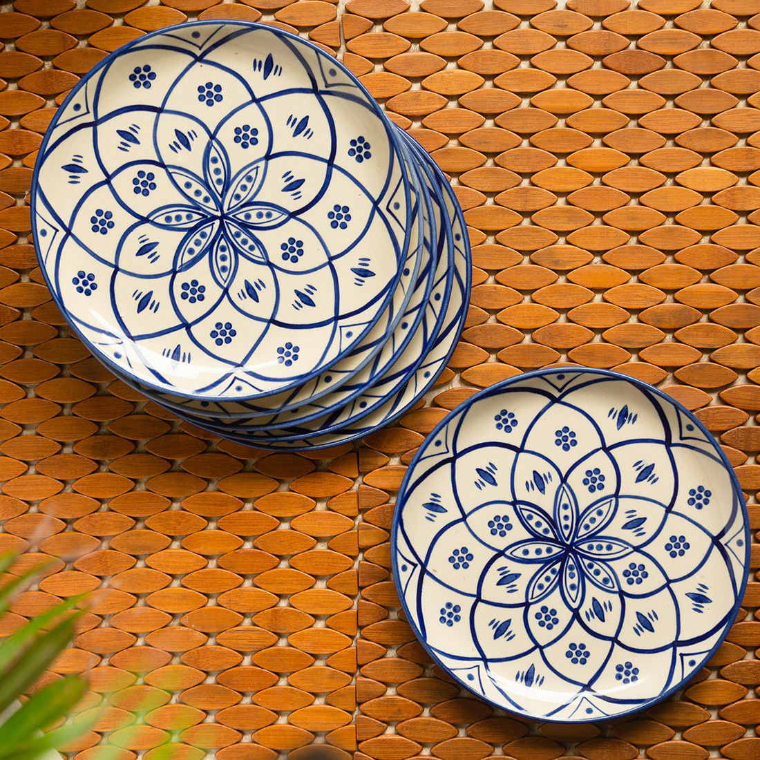 exclusivelane-hand-painted-studio-pottery-dinner-plates-in-ceramic-set