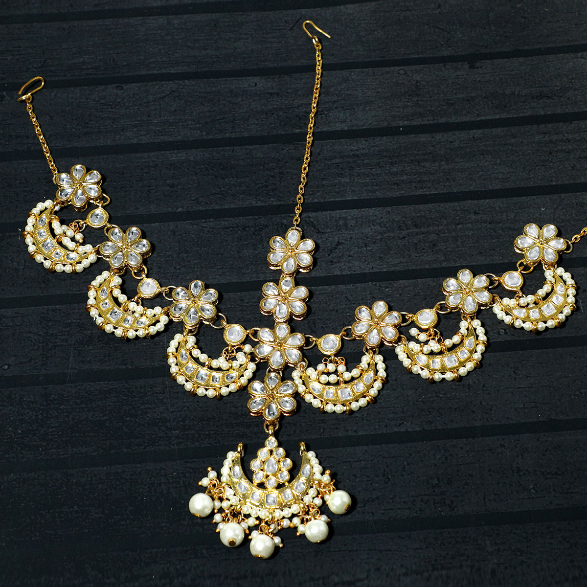 Karatcart Crescent Shaped Kundan Tassel Mathapatti with Pearl Beads