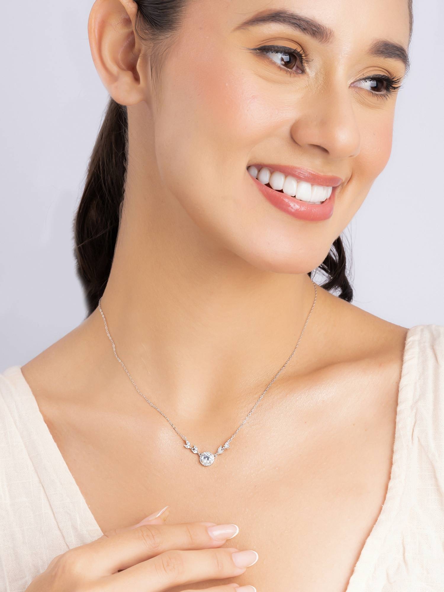 TOUCH925 Pure 925 Silver Leaf Motif Circle Pendant for Women