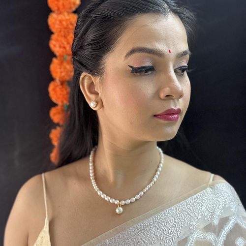 Pearl Jewellery Simple Necklace On Saree Buy Sri Jagdamba Pearls