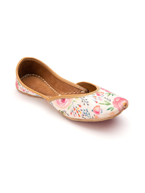 Jivaana Austin Rose White Juttis Buy Jivaana Austin Rose White Juttis Online At Best Price In India Nykaa Best quality juttis at affordable price, pure leather with extra comfort. jivaana austin rose white juttis 36