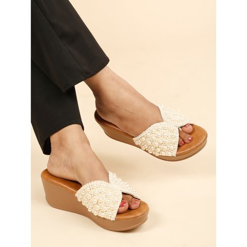 Flat n Heels Women Beige Wedges Heels (EURO 36)