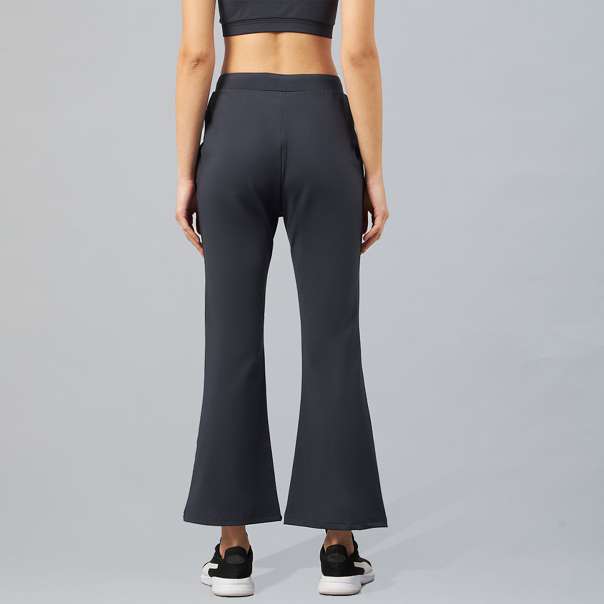 Flared Leggings or Yoga Pants Are Back In Style  and They Actually Look  Good