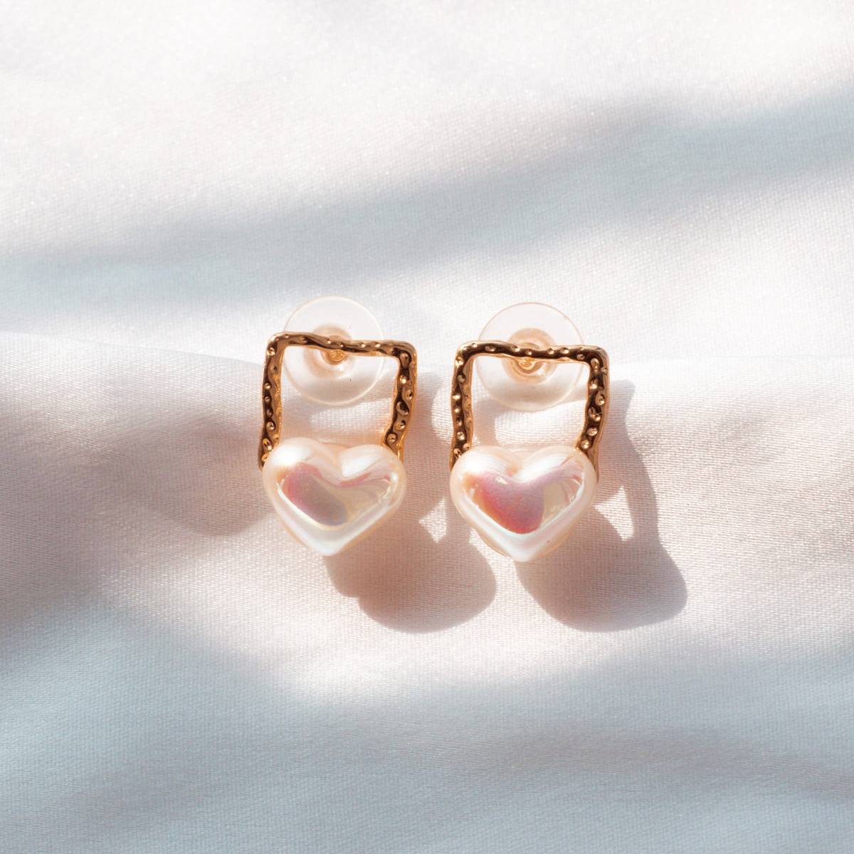 Aphrodyte Me White Ethereal Heart Pearl Mini Studs