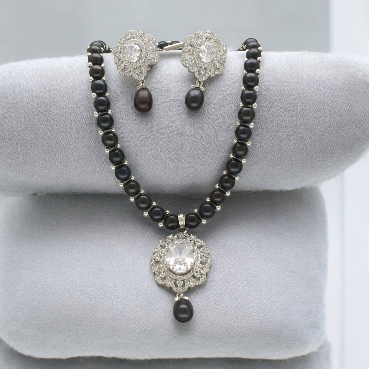 Sri Jagdamba Pearls Pran Pearl Necklace with Pair Of Earrings