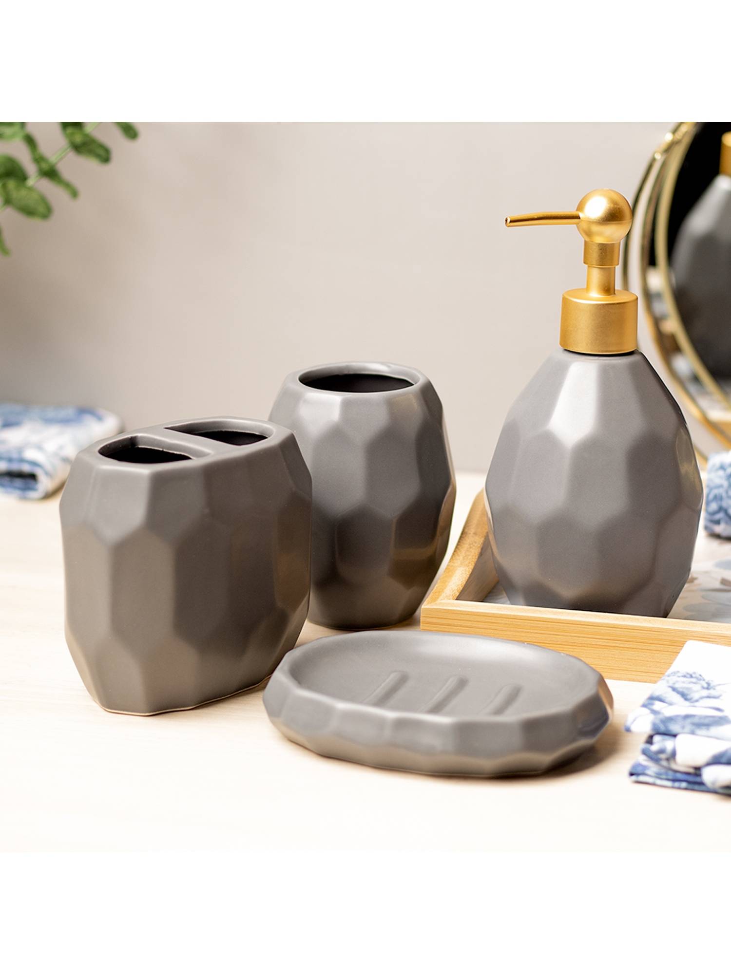 Voncasa Grey Hexagonal Pattern Ceramic Bathroom Accessories (Pack of 4)