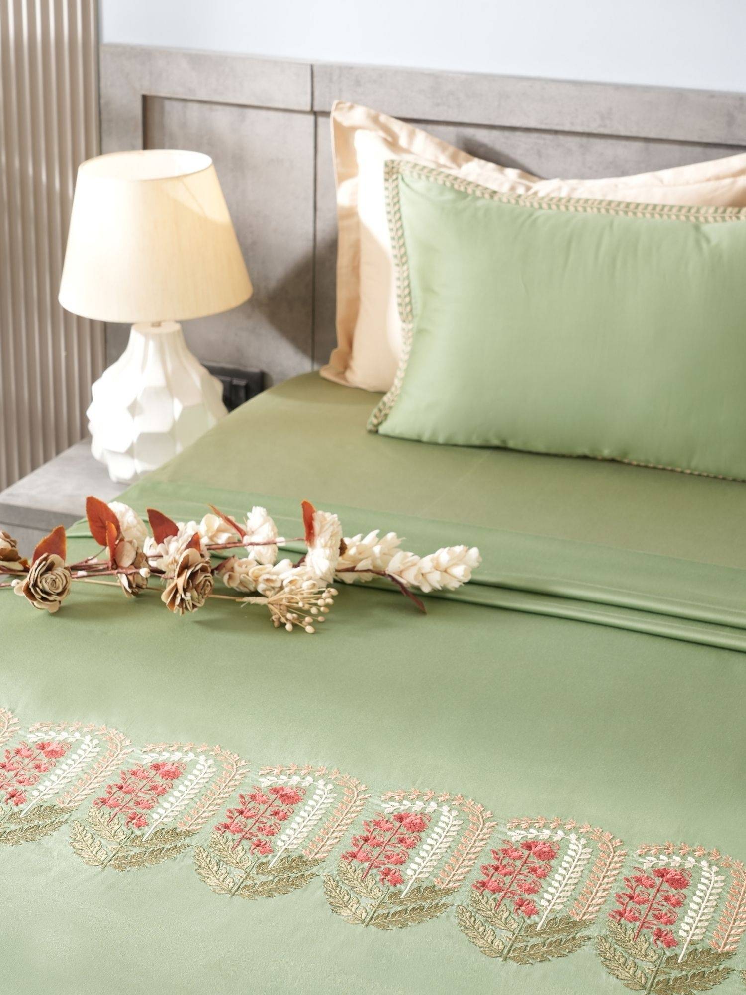 House of Owlet Eden Green 300TC Super king Bedsheet With 2 Pillow Covers