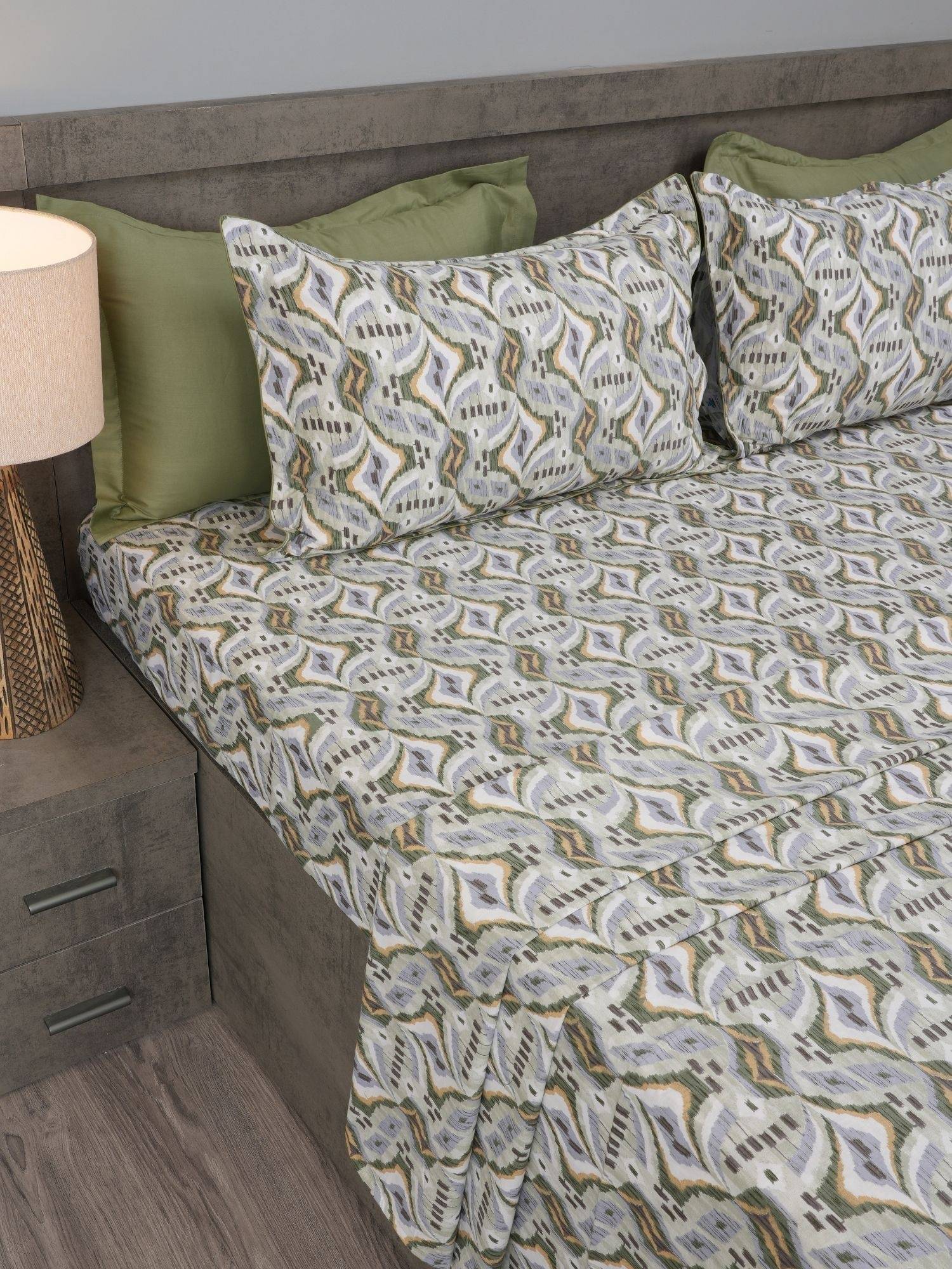 House of Owlet Green Contemporary Ikat 210TC Cotton Superking Bedsheet with 2 Pillow Covers