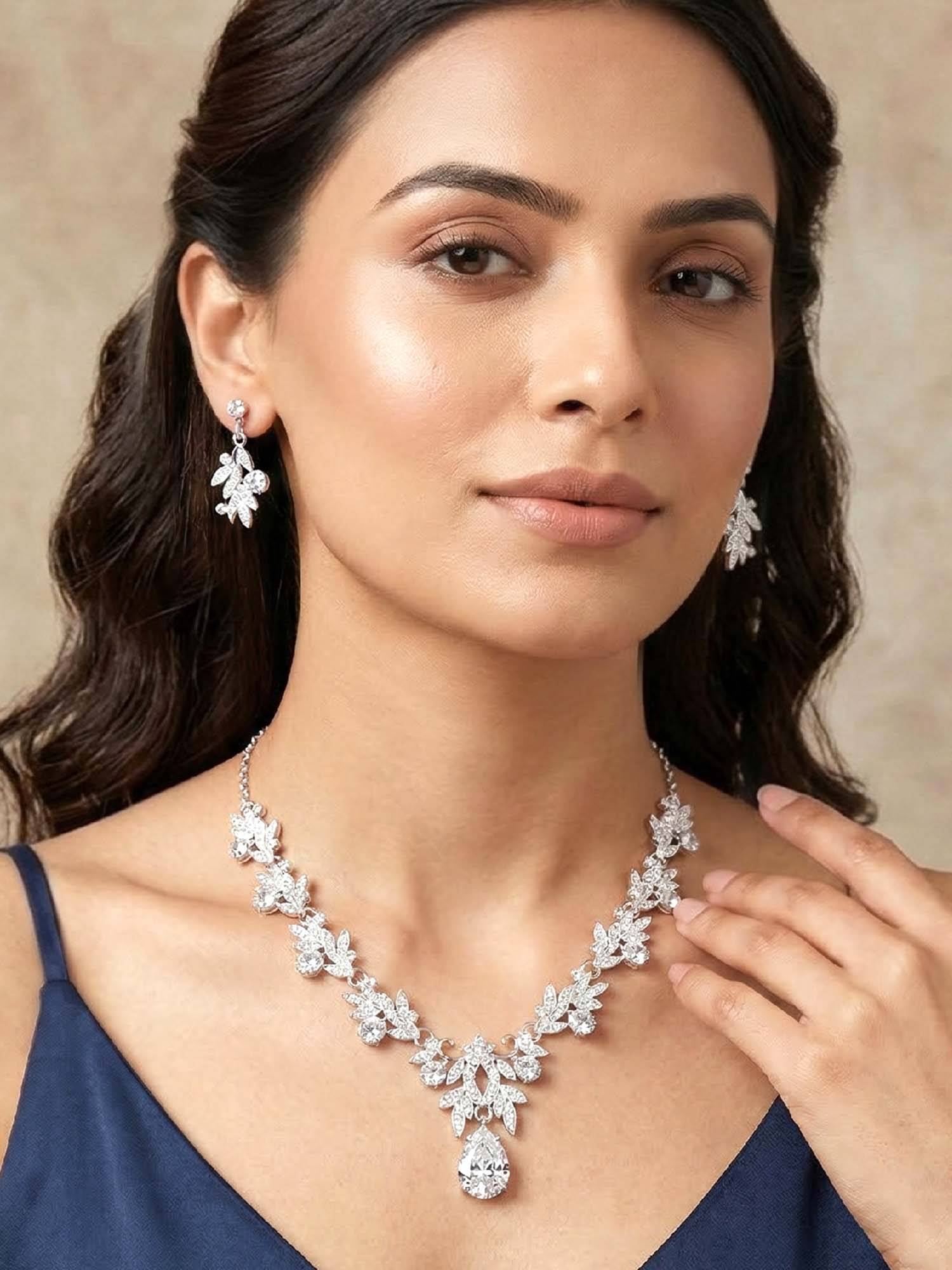 Peora Women White Floral Stone Jewellery Set
