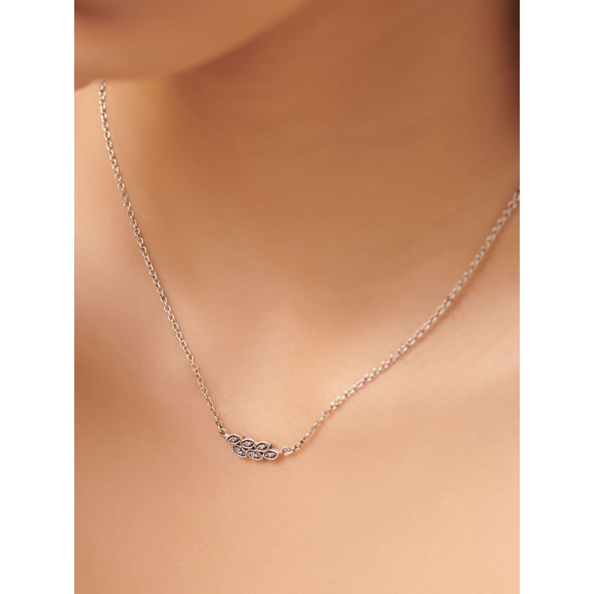 Leaf Pendant Necklace in 925 Silver 