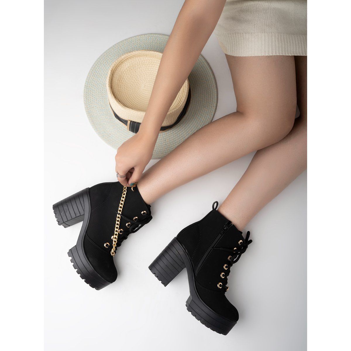 Trendy hot sale black booties