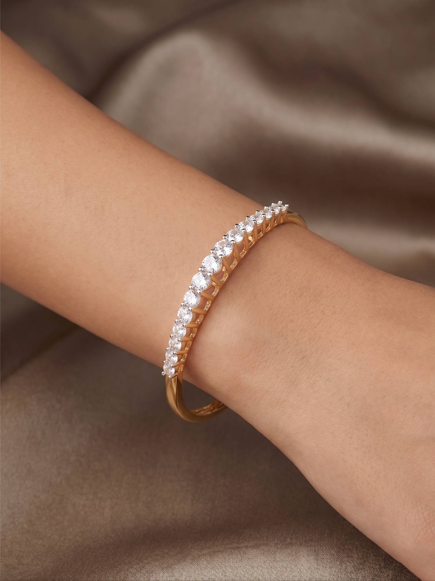 Nuyug Solitaire Diamond Bracelet (2.2)