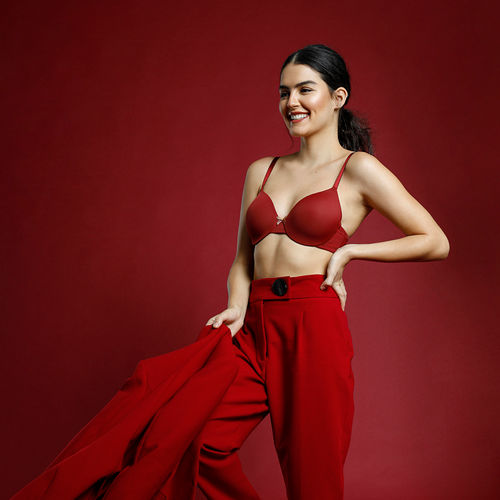 https://images-static.nykaa.com/media/catalog/product/f/7/f746cc1zi1915fash00red.001.jpg?tr=w-500