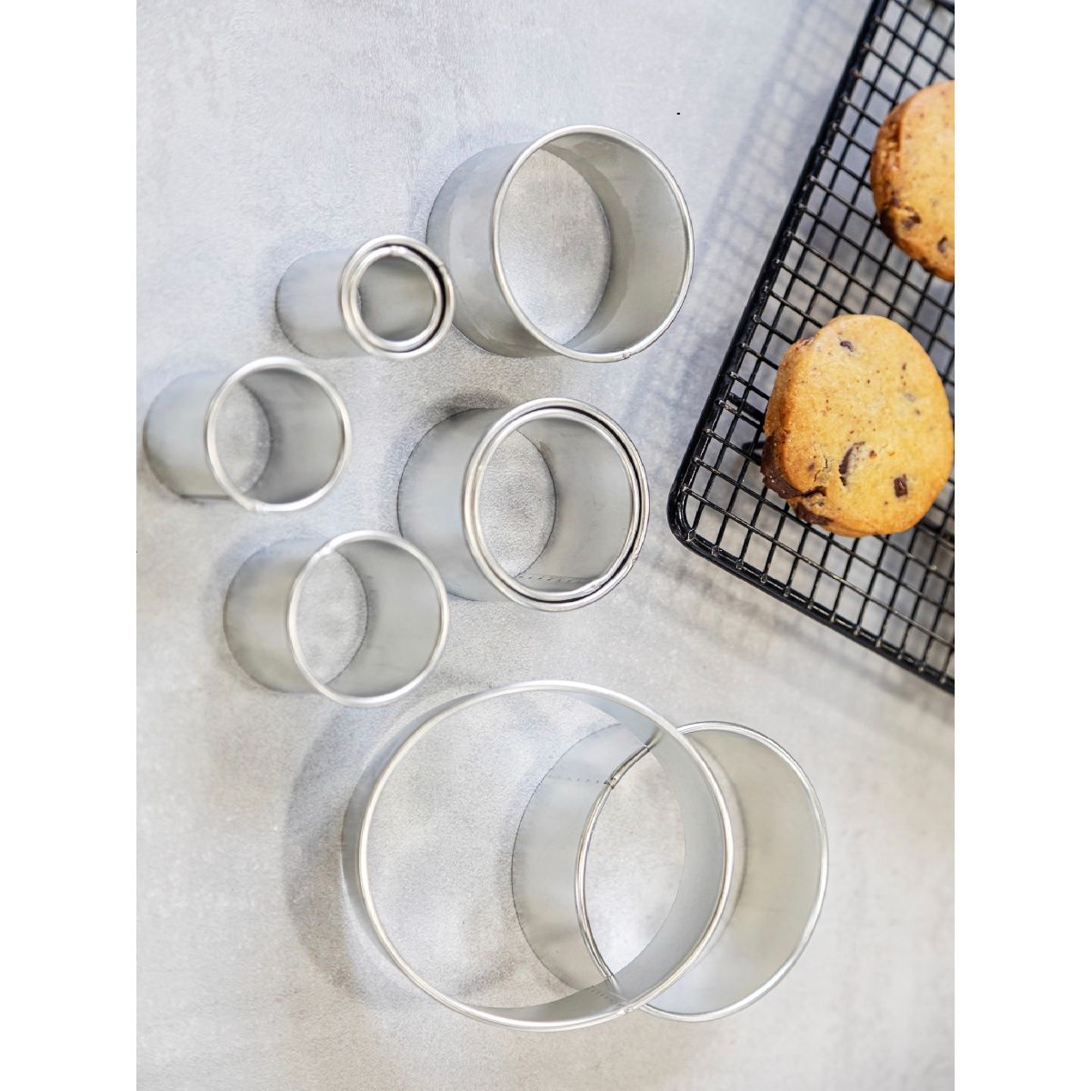 KitchenCraft 11 pc Round Plain Pastry Cutters With Metal Storage Tin