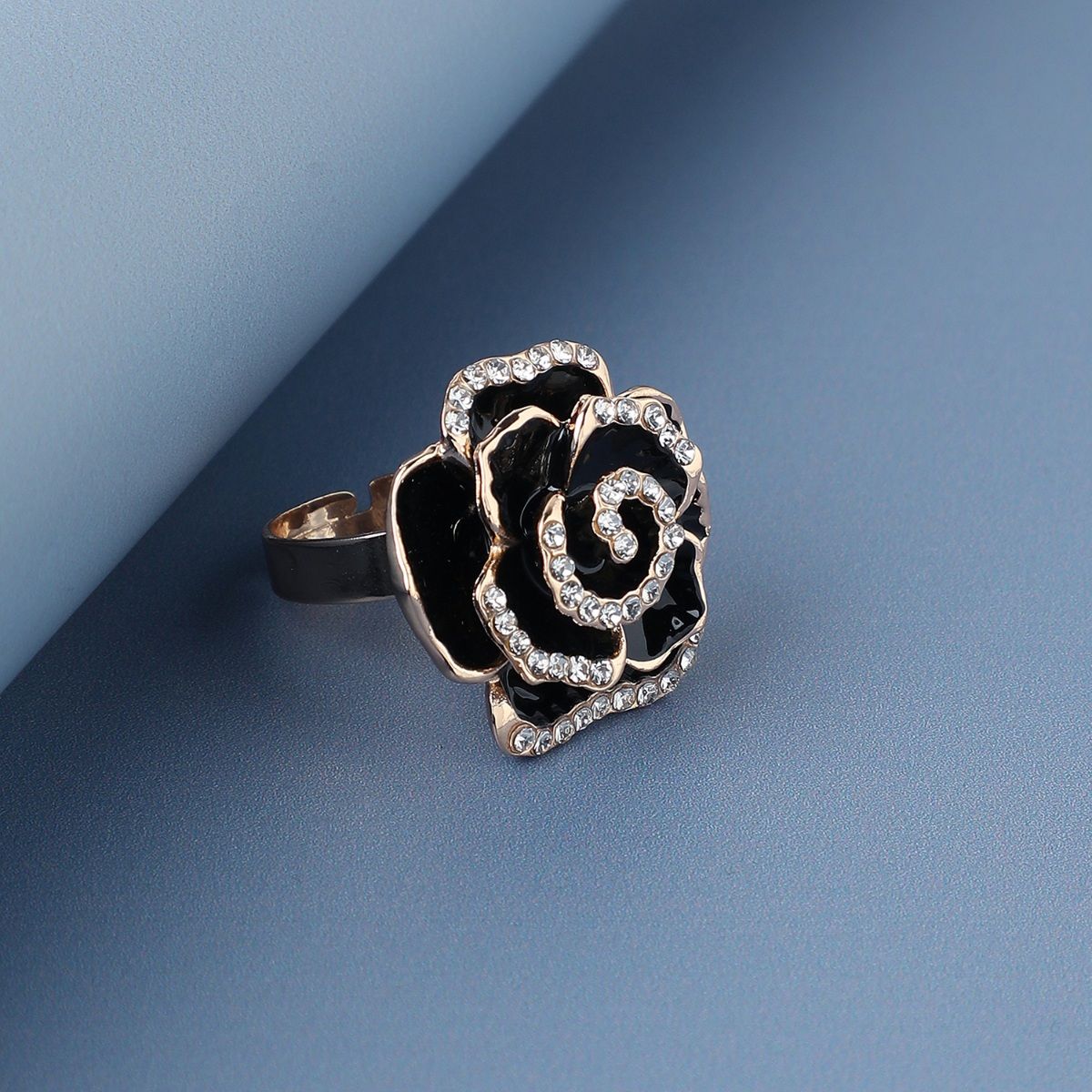 Rose gold ring hot sale turning finger black