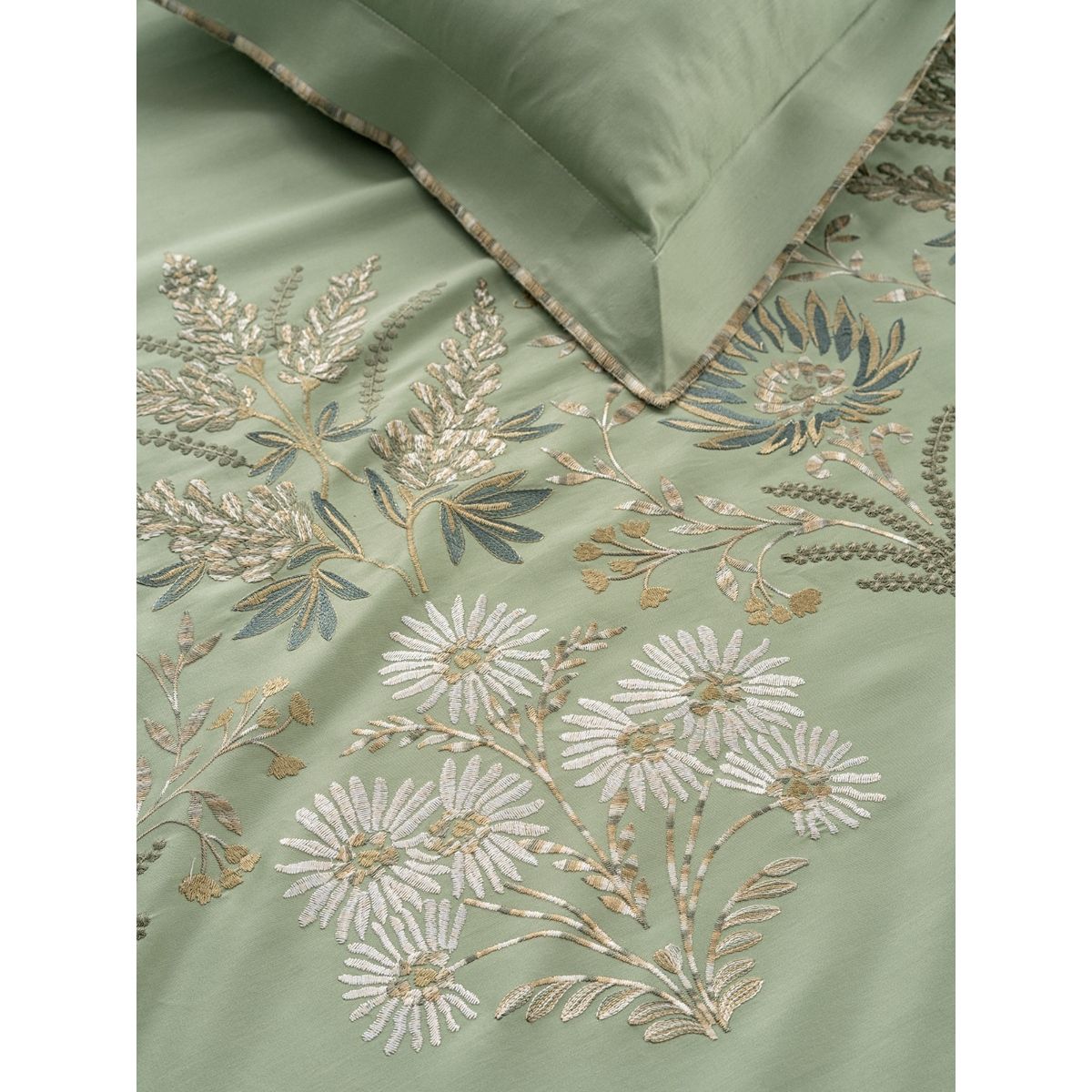 Ddecor Live Beautiful 210 TC Cotton Large Embroidered BED SHEET SET