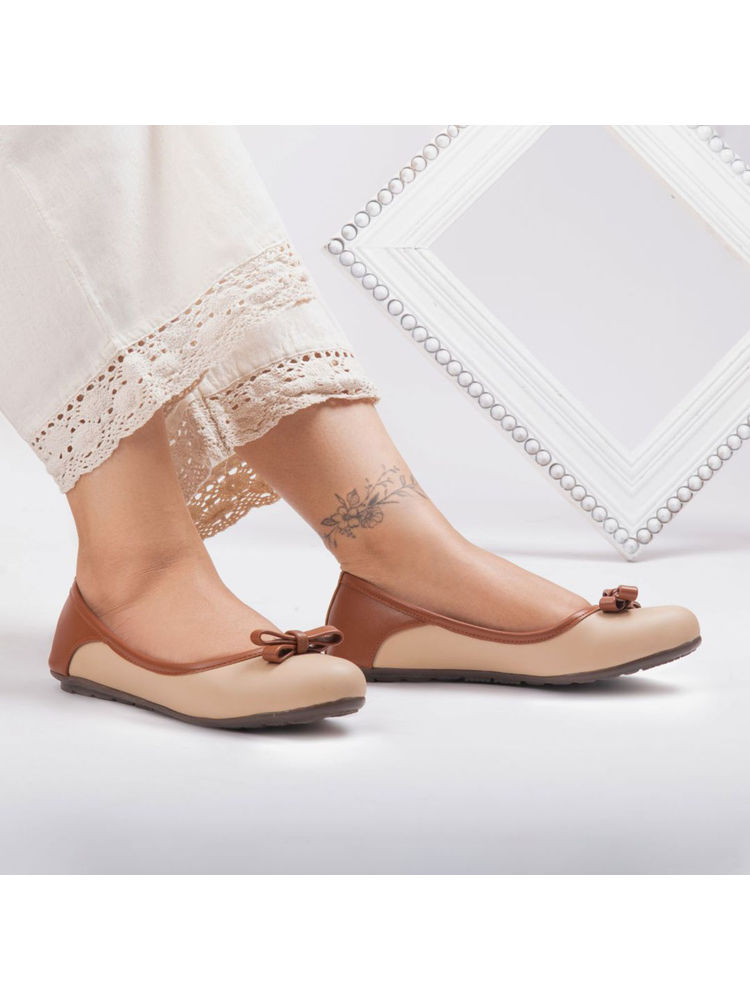YASSIO Beige Womens Two-Tone Bow Ballerina-image-6