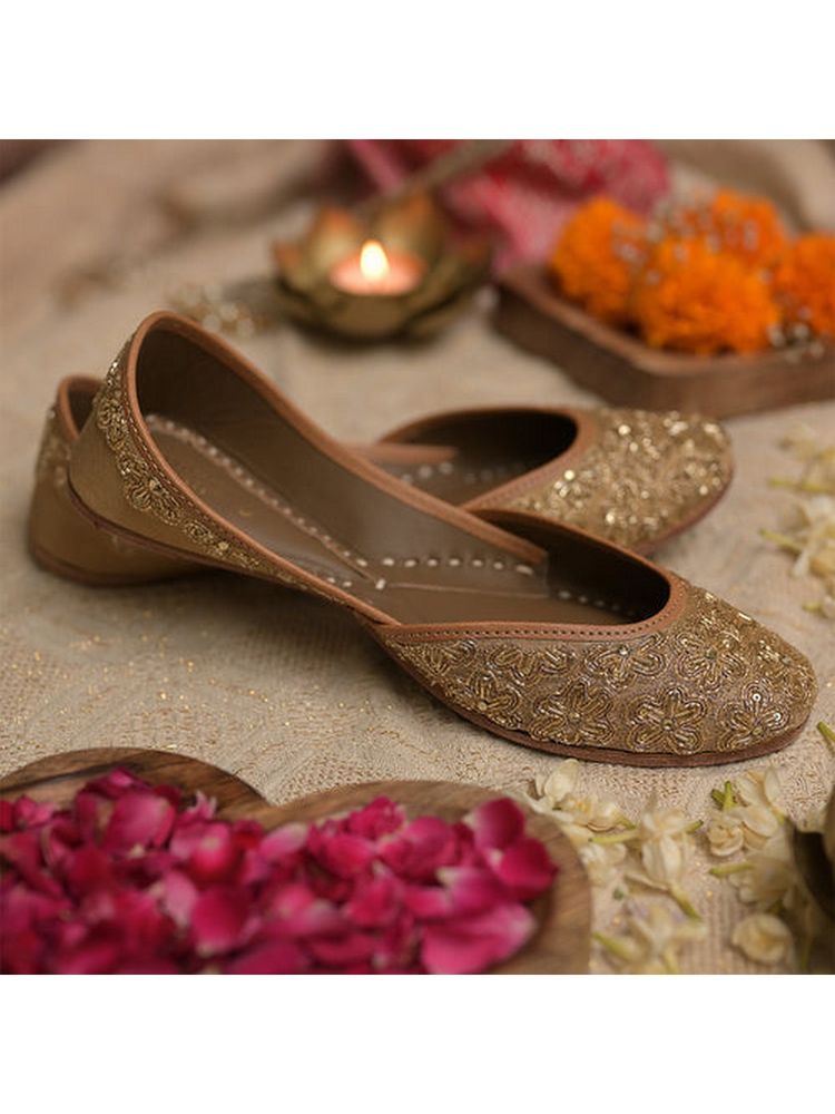 Coral Haze Shamaa Gold Juttis