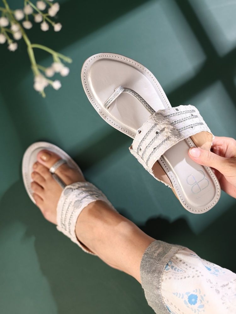 GLAM STORY Noorie Embroidered White Kolhapuris