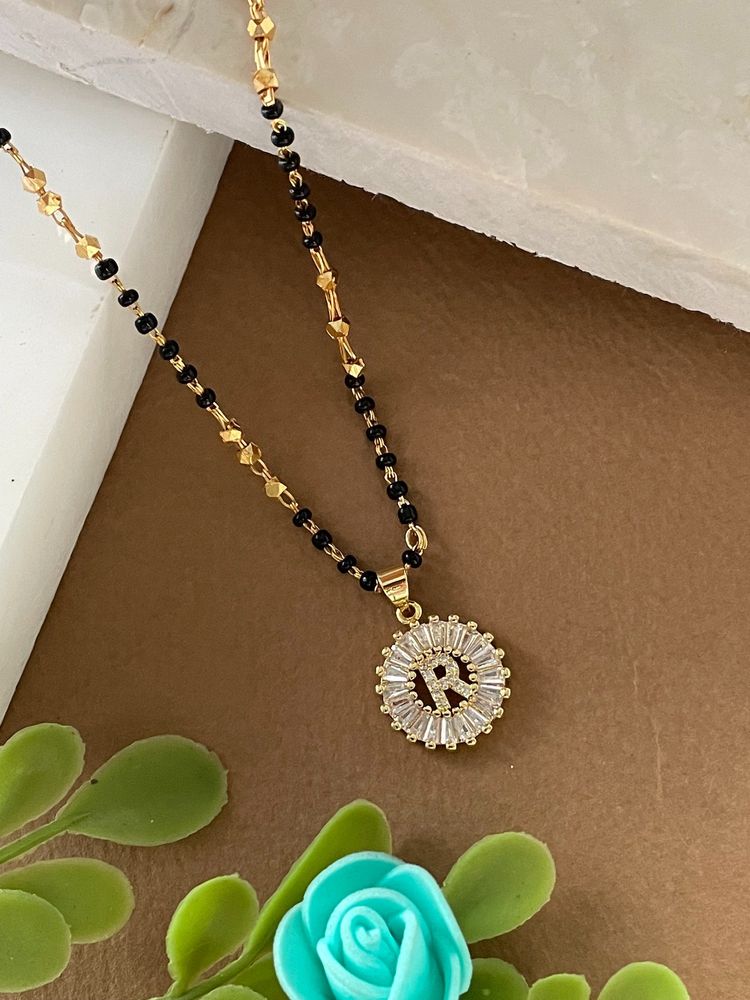 Digital Dress Room R Letter Alphabet American Diamond Round Pendant Short Name Mangalsutra Design-picture-19