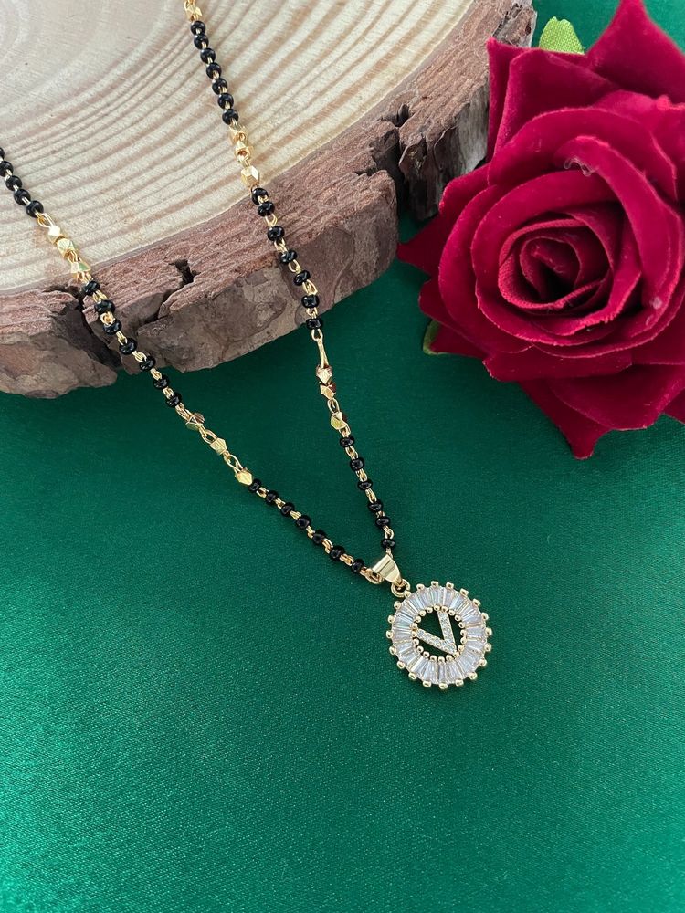 Digital Dress Room V Letter Alphabet American Diamond Round Pendant Short Name Mangalsutra Design-picture-18
