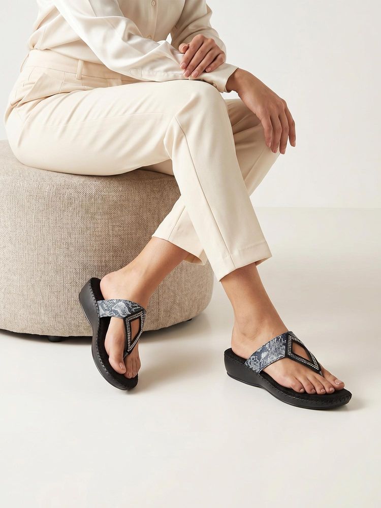 Chaal Chalan Women Neve Sandals - Black-picture-27
