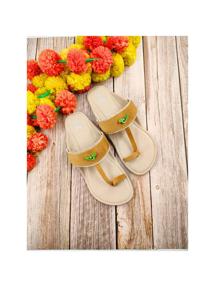 The Madras Trunk Women Off White & Tan Kolhapuris-image-16