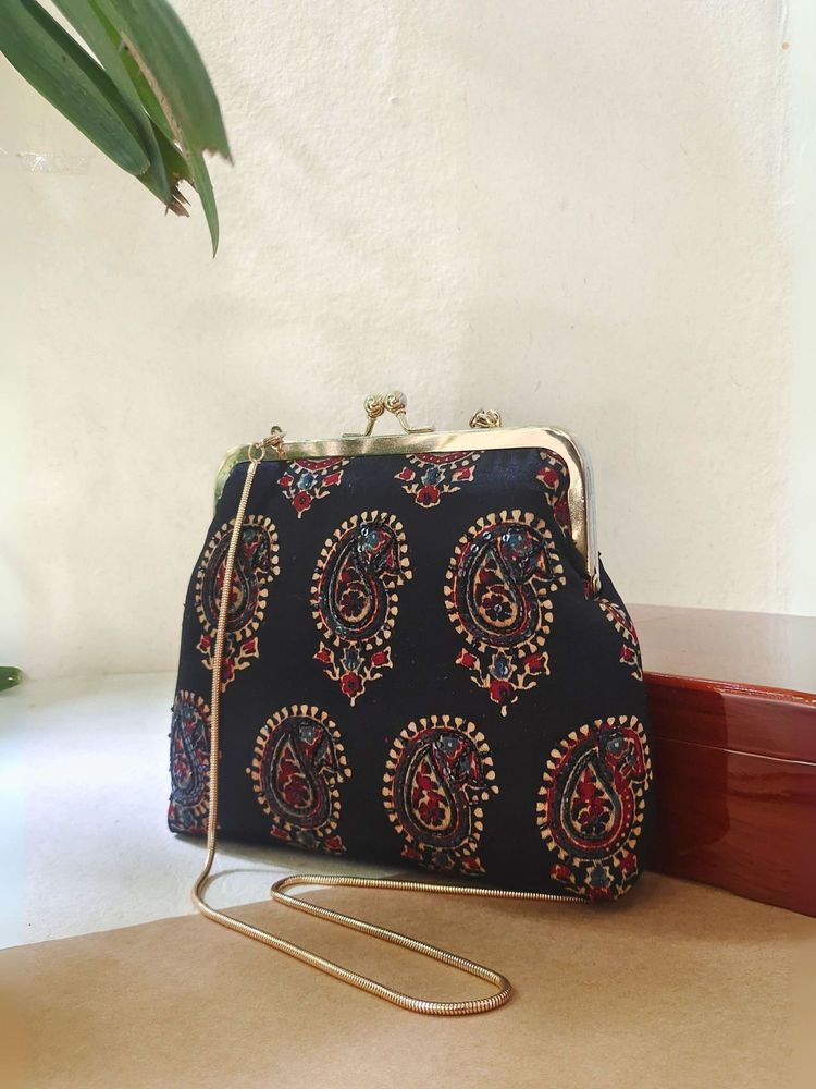Praccessorii Ajrak Print Clutch - Black-image-6