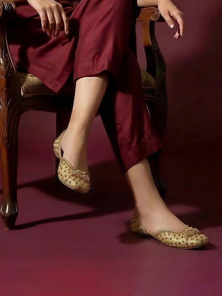 Mochi Women Gold Festive Juttis-picture-10