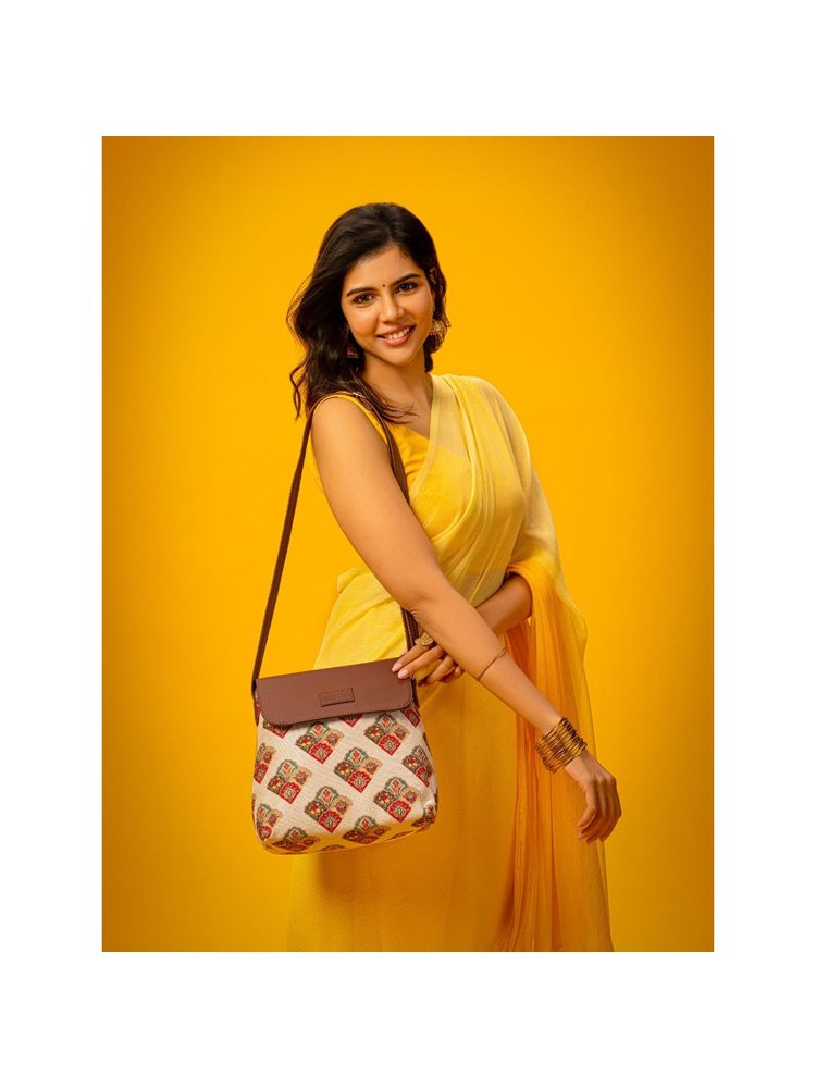 Zouk Seashell Motif White Flap Sling Bag White-picture-15