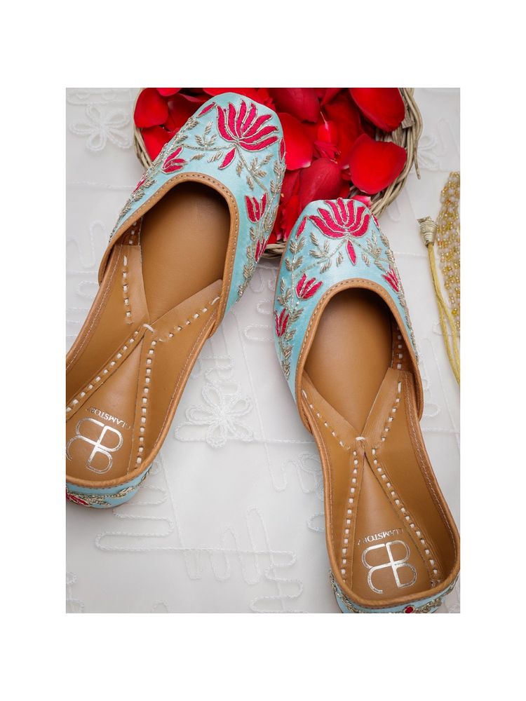 GLAM STORY Women Rosalie Blue Embroidered Punjabi Jutti