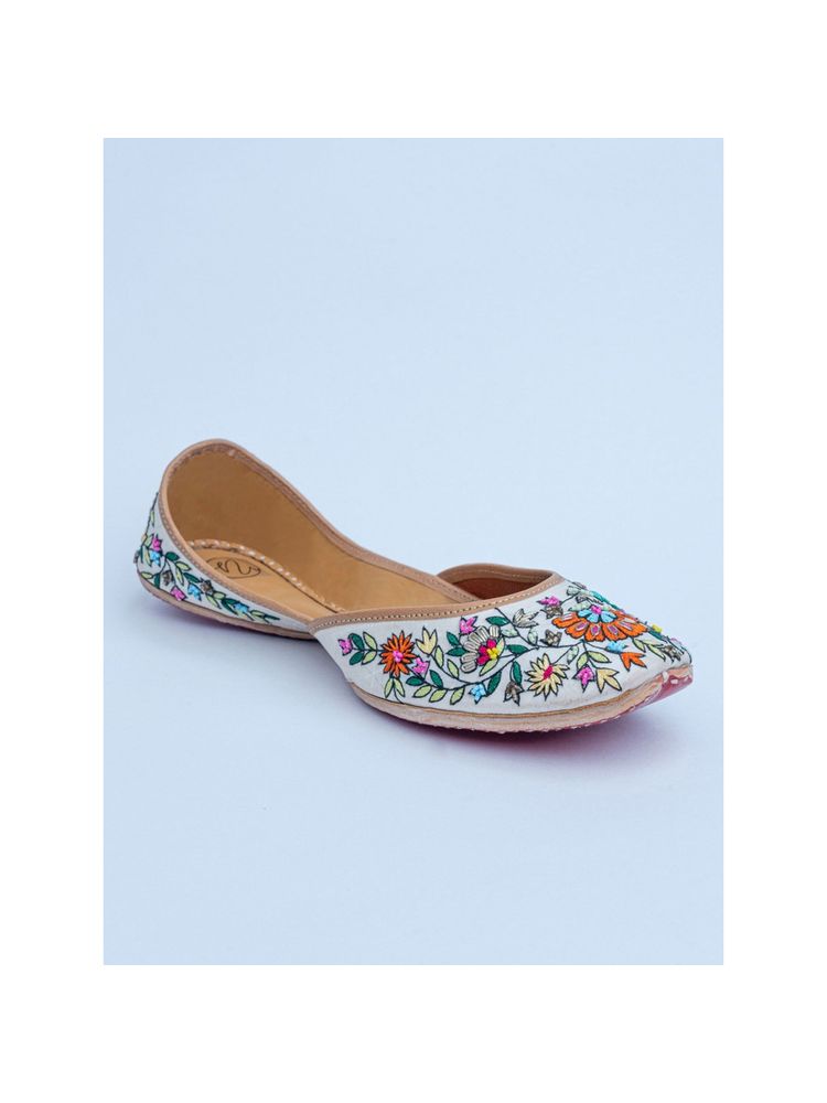 NR BY NIDHI RATHI Embellished White Juttis-picture-11