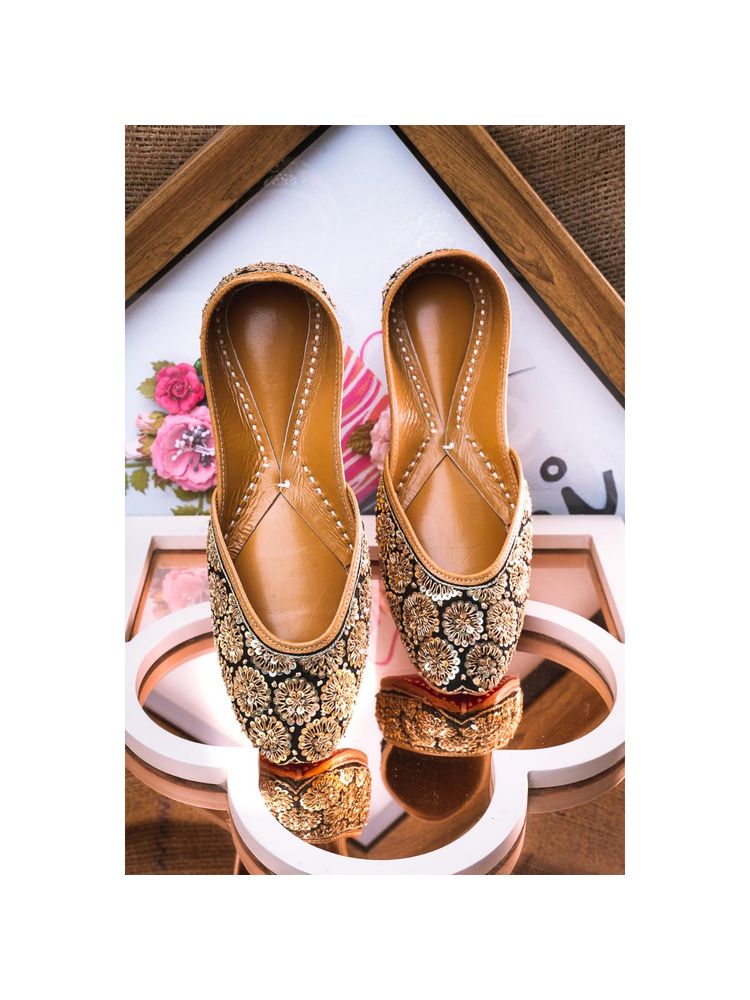 NR BY NIDHI RATHI Embellished Ethnic Leather Mojaris Black-image-17