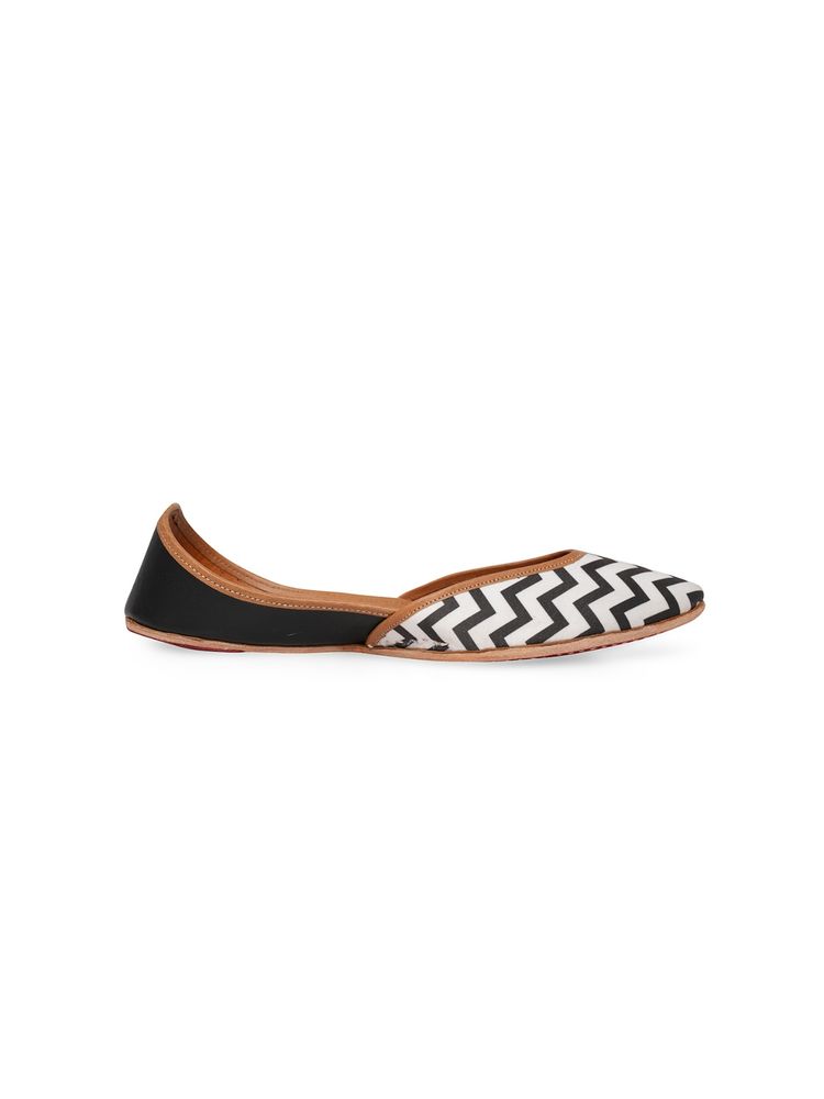 NR BY NIDHI RATHI Black Zig-Zag Printed Leather Juttis-image-34