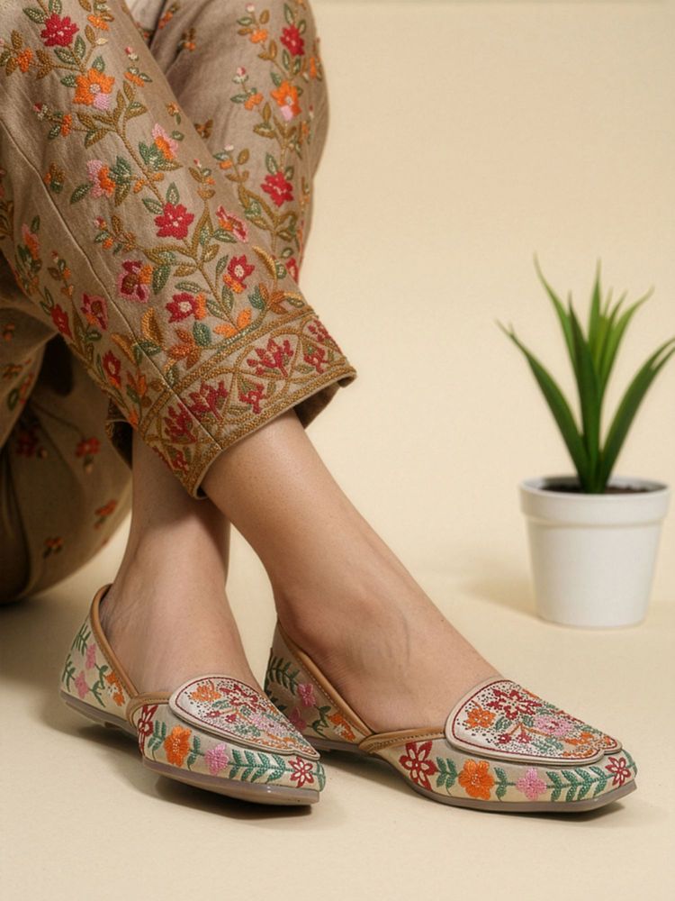 Iconics Women Gold Embroidery Juttis-picture-36