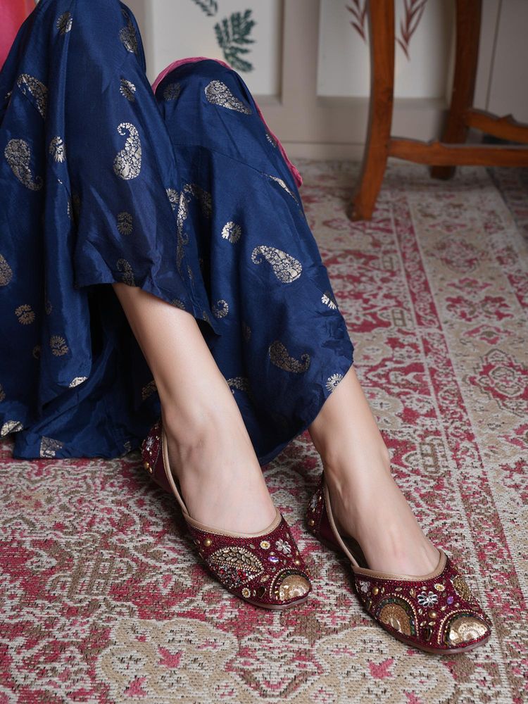 Dollphin Women Maroon Juttis