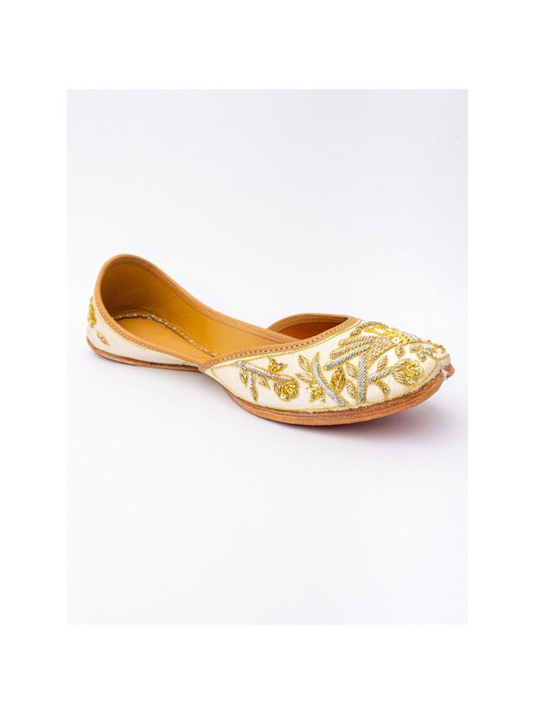 NR BY NIDHI RATHI Embellished White Juttis-image-12
