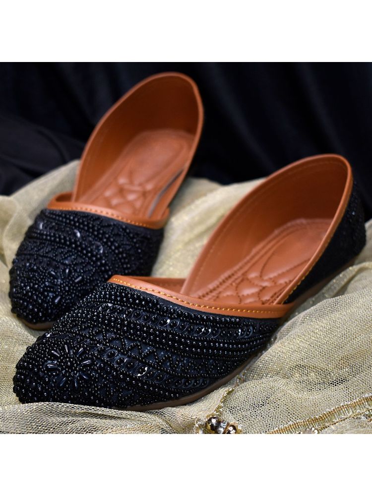 YASSIO Women Basilia Black Embroidered Juttis