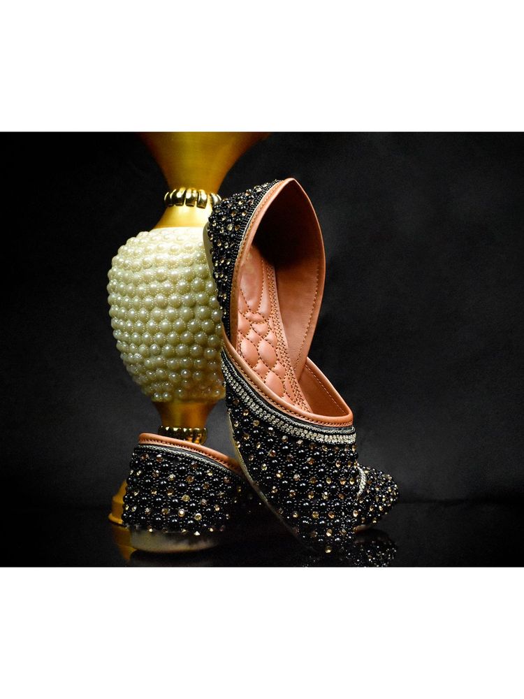 YASSIO Women Iqra Embroidered Black Juttis-image-9