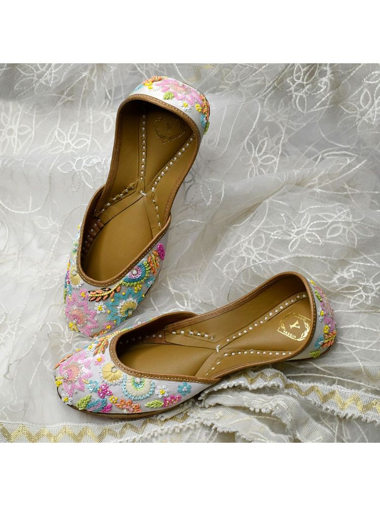 YASSIO Women Isla Embroidered White Juttis