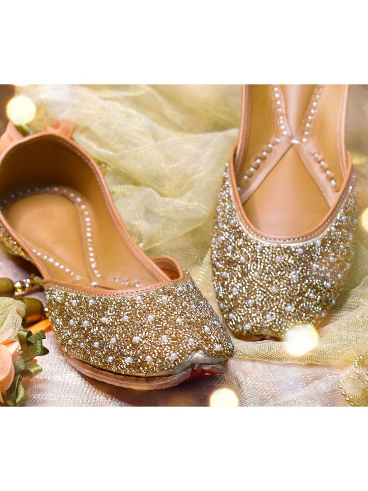 YASSIO Women Ofreen Embroidered Golden Juttis